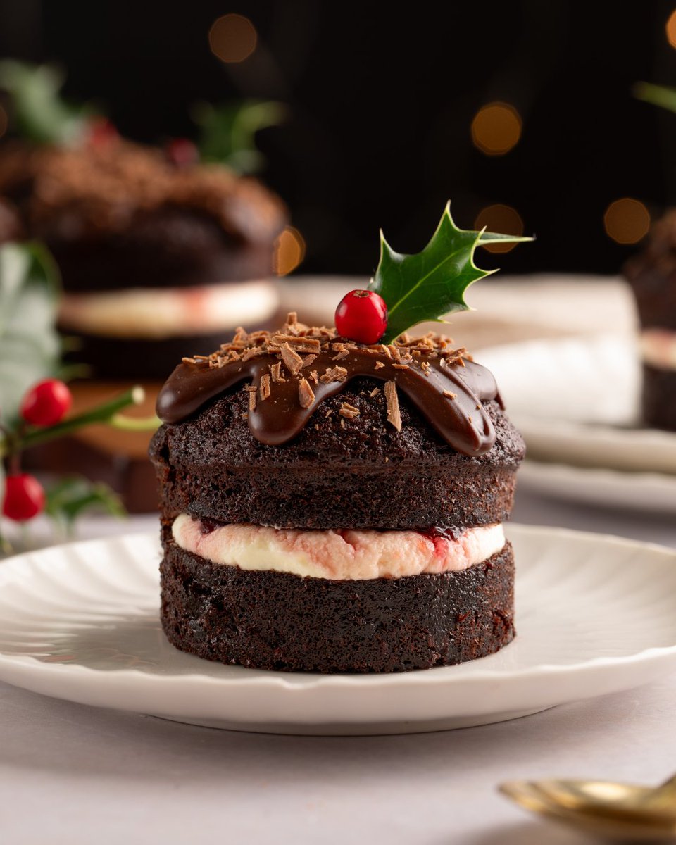 Mini Black Forest cakes – layers of rich chocolate sponge, sweet cherries, and whipped cream in a perfectly portioned dessert. These bite-sized treats are ideal for Christmas gatherings or a cosy festive treat at home. 🍫🍒Click here for the full recipe: bit.ly/49x6Oxt