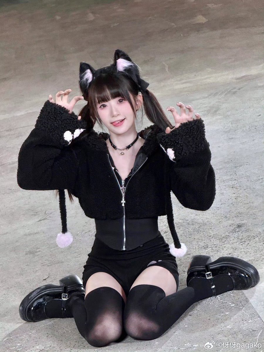 fkbldog's tweet photo. 四只小野猫，也不知道床上谁更野？
是双飞双胞胎？还是学霸清纯嫩妹？还是人妻声优偶像教师？
#意淫 #B站 #舞蹈区 #up主 #伢伢gagako #醋醋cucu #果哝双子 https://t.co/2vP4jRCF4O