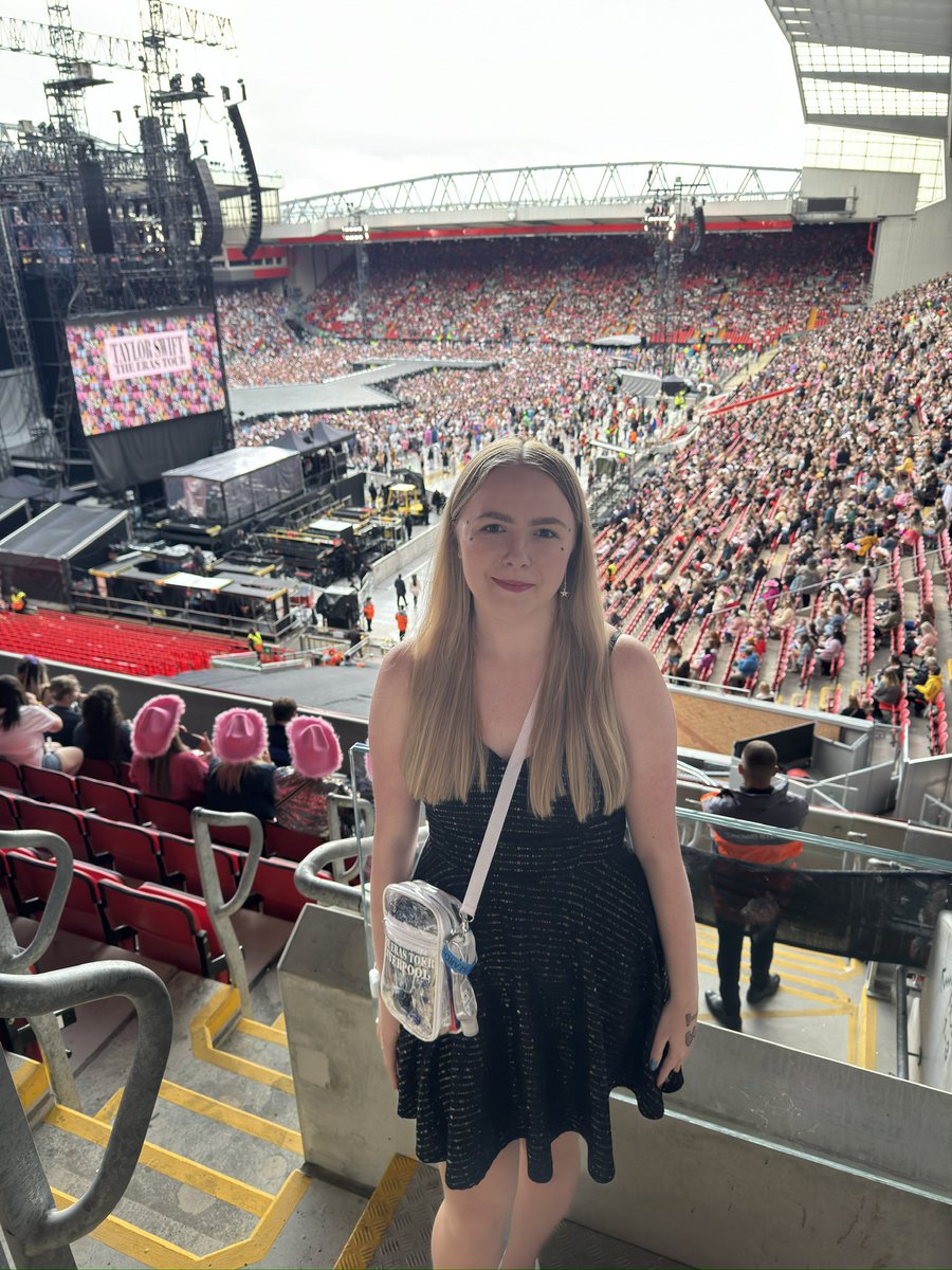 Leilith_'s tweet photo. Little bit about me 💚

Fav Album Evermore
Vinyl and Cd Collector
Romance and Fantasy reader

Concerts:
Eras tour - Liverpool N1, 2 + 3 ✔️
TSOU - Leeds and Manchester
Short n’ Sweet - Manchester N1
Lana - Liverpool https://t.co/g3RD8UCZI9