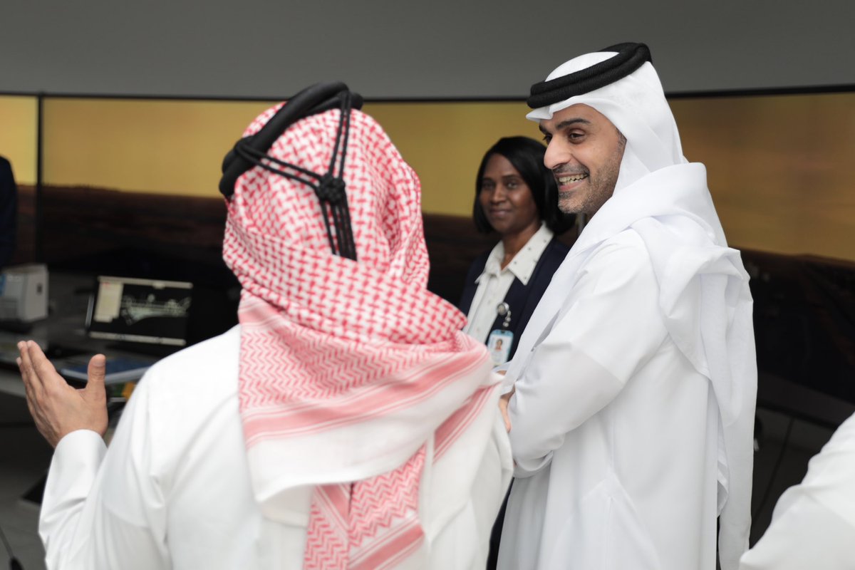 qaa_qatar's tweet photo. تشرفت الأكاديمية بزيارة سعادة الشيخ محمد بن عبدالله بن محمد آل ثاني، وزير المواصلات، حيث اطلع سعادته خلال جولته على الأقسام الأكاديمية المختلفة، وتعرف على البرامج والتخصصات التي تقدمها الأكاديمية لتأهيل كوادر متميزة في مجال الطيران. كما شملت الجولة زيارة مبنى محاكاة الطيران الذي يضم أحدث التقنيات المستخدمة في تدريب الطيارين، وساحة الطائرات التي تعكس الجانب العملي والتطبيقي للتعليم في الأكاديمية. تأتي هذه الزيارة في إطار دعم سعادته لمسيرة التعليم والتطوير المستمر في قطاع الطيران.