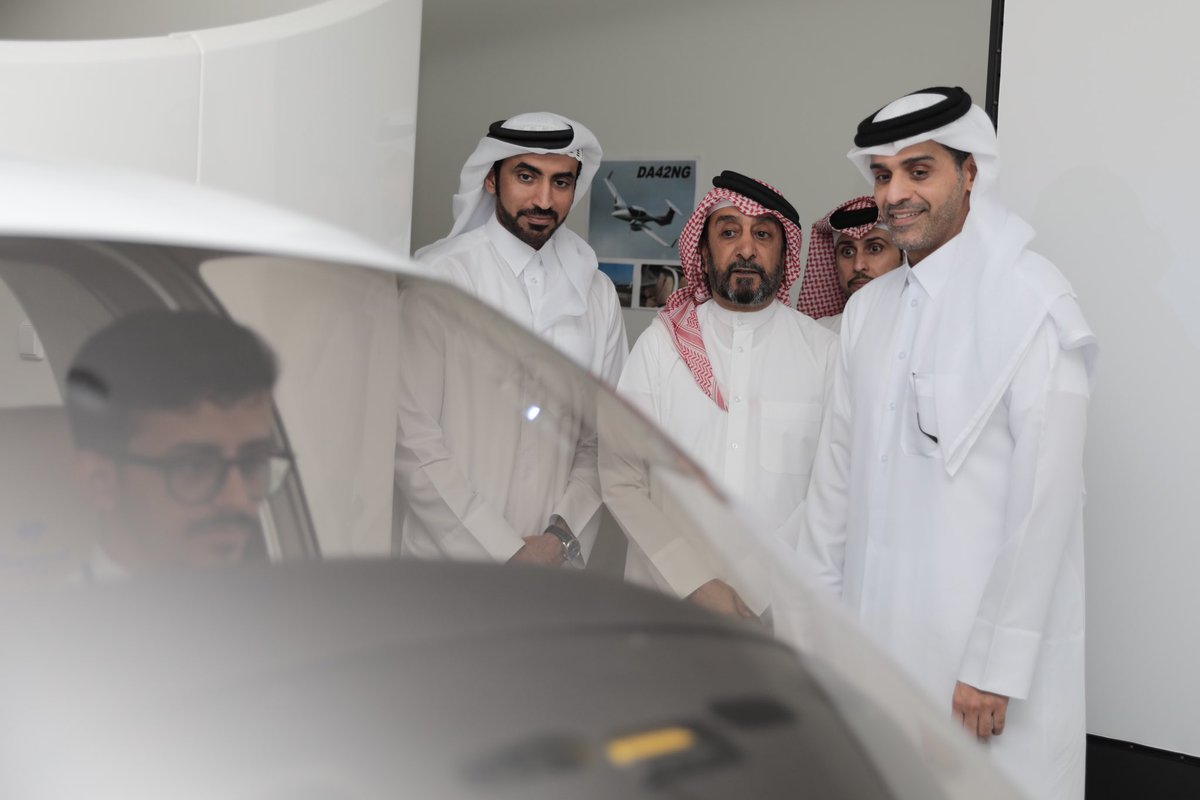 qaa_qatar's tweet photo. تشرفت الأكاديمية بزيارة سعادة الشيخ محمد بن عبدالله بن محمد آل ثاني، وزير المواصلات، حيث اطلع سعادته خلال جولته على الأقسام الأكاديمية المختلفة، وتعرف على البرامج والتخصصات التي تقدمها الأكاديمية لتأهيل كوادر متميزة في مجال الطيران. كما شملت الجولة زيارة مبنى محاكاة الطيران الذي يضم أحدث التقنيات المستخدمة في تدريب الطيارين، وساحة الطائرات التي تعكس الجانب العملي والتطبيقي للتعليم في الأكاديمية. تأتي هذه الزيارة في إطار دعم سعادته لمسيرة التعليم والتطوير المستمر في قطاع الطيران.
