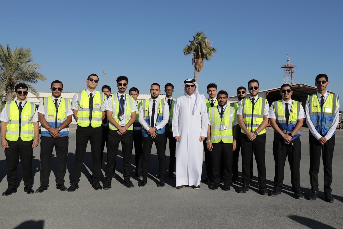 qaa_qatar's tweet photo. تشرفت الأكاديمية بزيارة سعادة الشيخ محمد بن عبدالله بن محمد آل ثاني، وزير المواصلات، حيث اطلع سعادته خلال جولته على الأقسام الأكاديمية المختلفة، وتعرف على البرامج والتخصصات التي تقدمها الأكاديمية لتأهيل كوادر متميزة في مجال الطيران. كما شملت الجولة زيارة مبنى محاكاة الطيران الذي يضم أحدث التقنيات المستخدمة في تدريب الطيارين، وساحة الطائرات التي تعكس الجانب العملي والتطبيقي للتعليم في الأكاديمية. تأتي هذه الزيارة في إطار دعم سعادته لمسيرة التعليم والتطوير المستمر في قطاع الطيران.