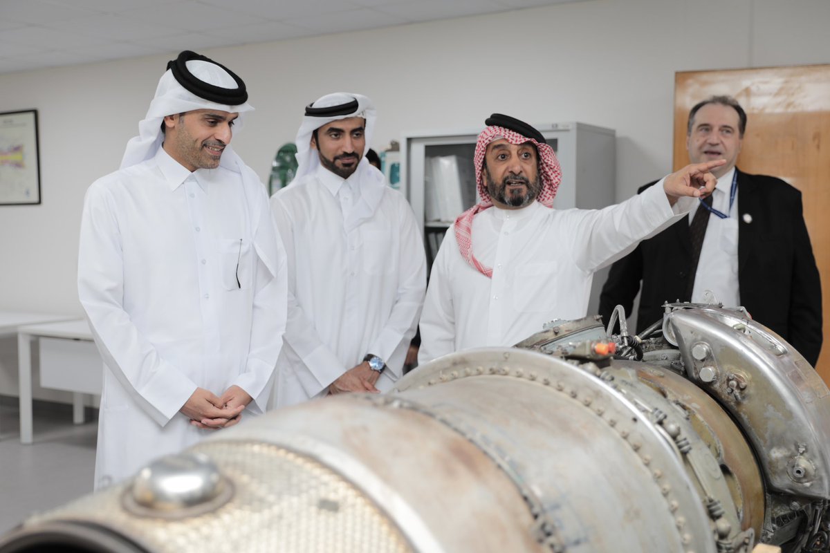 qaa_qatar's tweet photo. تشرفت الأكاديمية بزيارة سعادة الشيخ محمد بن عبدالله بن محمد آل ثاني، وزير المواصلات، حيث اطلع سعادته خلال جولته على الأقسام الأكاديمية المختلفة، وتعرف على البرامج والتخصصات التي تقدمها الأكاديمية لتأهيل كوادر متميزة في مجال الطيران. كما شملت الجولة زيارة مبنى محاكاة الطيران الذي يضم أحدث التقنيات المستخدمة في تدريب الطيارين، وساحة الطائرات التي تعكس الجانب العملي والتطبيقي للتعليم في الأكاديمية. تأتي هذه الزيارة في إطار دعم سعادته لمسيرة التعليم والتطوير المستمر في قطاع الطيران.