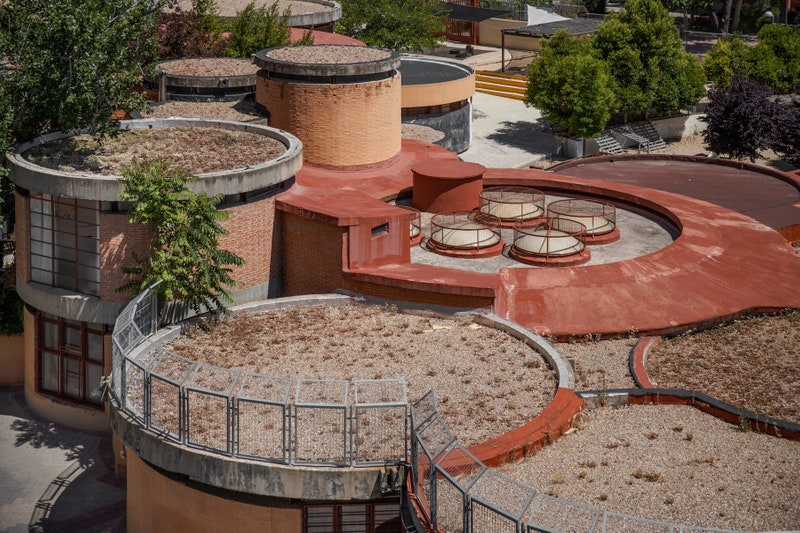 ManuelRevilla57's tweet photo. A principio de los años 60 cuando Francisco Javier Sáenz de Oiza iniciaba su obra más colosal en #Madrid, Torres Blancas, su estudio levantaba un edificio de 2 pisos de similar concepto, una serie de fachadas curvas y masas cilíndricas: el Colegio Lourdes, en en barrio de Batán https://t.co/waJMeZfLYn