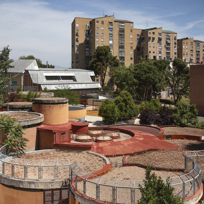 ManuelRevilla57's tweet photo. A principio de los años 60 cuando Francisco Javier Sáenz de Oiza iniciaba su obra más colosal en #Madrid, Torres Blancas, su estudio levantaba un edificio de 2 pisos de similar concepto, una serie de fachadas curvas y masas cilíndricas: el Colegio Lourdes, en en barrio de Batán https://t.co/waJMeZfLYn