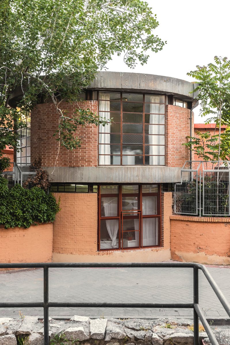 ManuelRevilla57's tweet photo. A principio de los años 60 cuando Francisco Javier Sáenz de Oiza iniciaba su obra más colosal en #Madrid, Torres Blancas, su estudio levantaba un edificio de 2 pisos de similar concepto, una serie de fachadas curvas y masas cilíndricas: el Colegio Lourdes, en en barrio de Batán https://t.co/waJMeZfLYn
