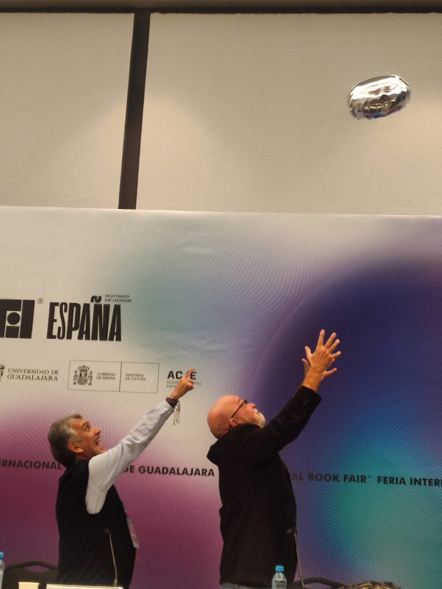 trinomonero's tweet photo. Ayer en el salón 1 de la FIL se pudo ver un Objeto volador de procedencia extraterrestre durante la presentación de Las Crónicas Marcianas #trinomonero #RandomHouse #Laultimatrinchera #LUT #Wondery https://t.co/IDVinQ9pN4