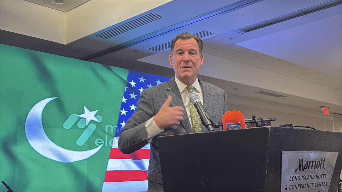 UrduNewsUSA1's tweet photo. Congressman @Tom_Suozzi  addressing @appac_usa gala dinner 
#urdunewsusa https://t.co/mrkdBMkAqt