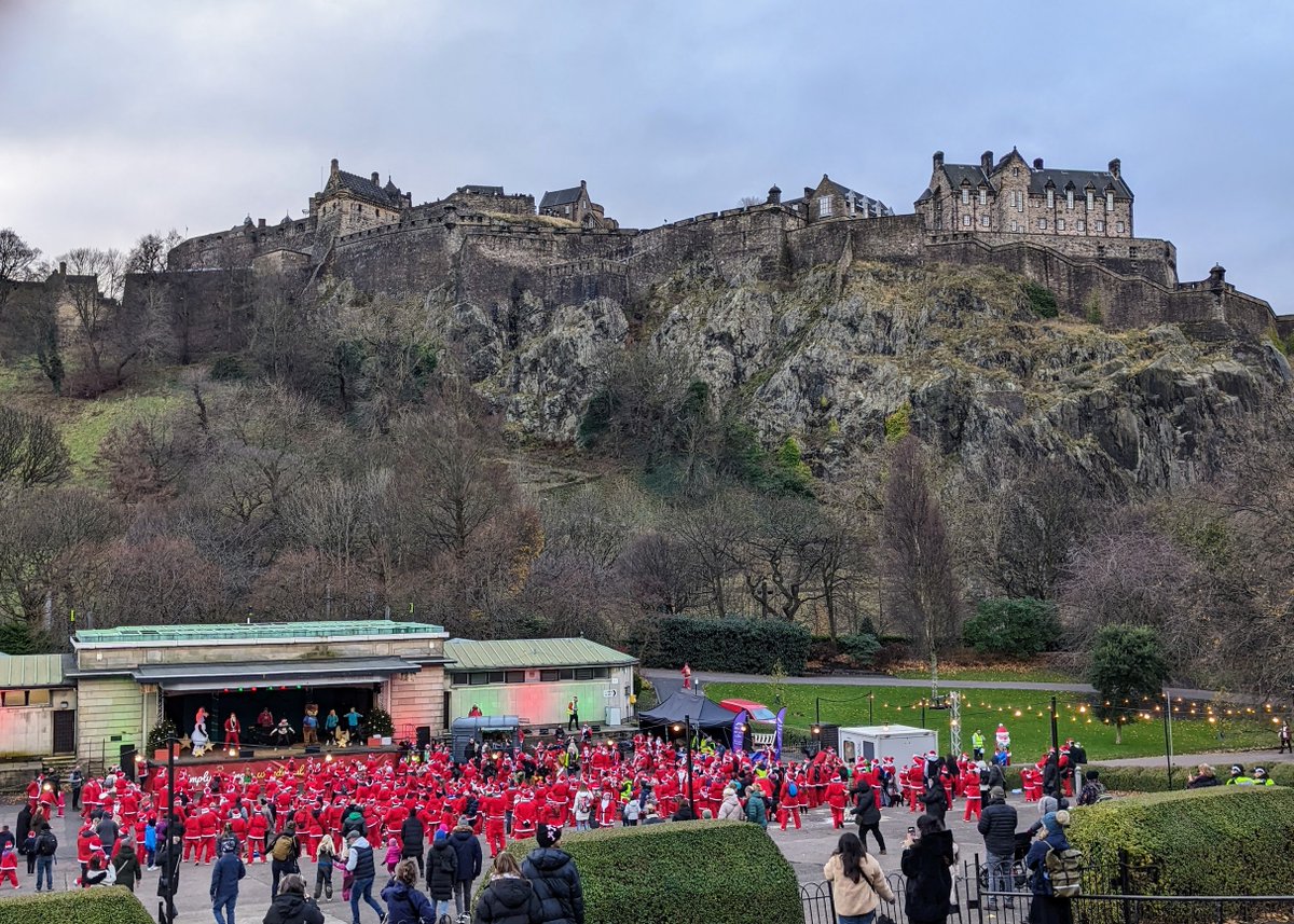 Just a regular December day in Edinburgh 🧑‍🎄😄#EdinburghCastle  #PrincesStreetGardens #エディンバラ