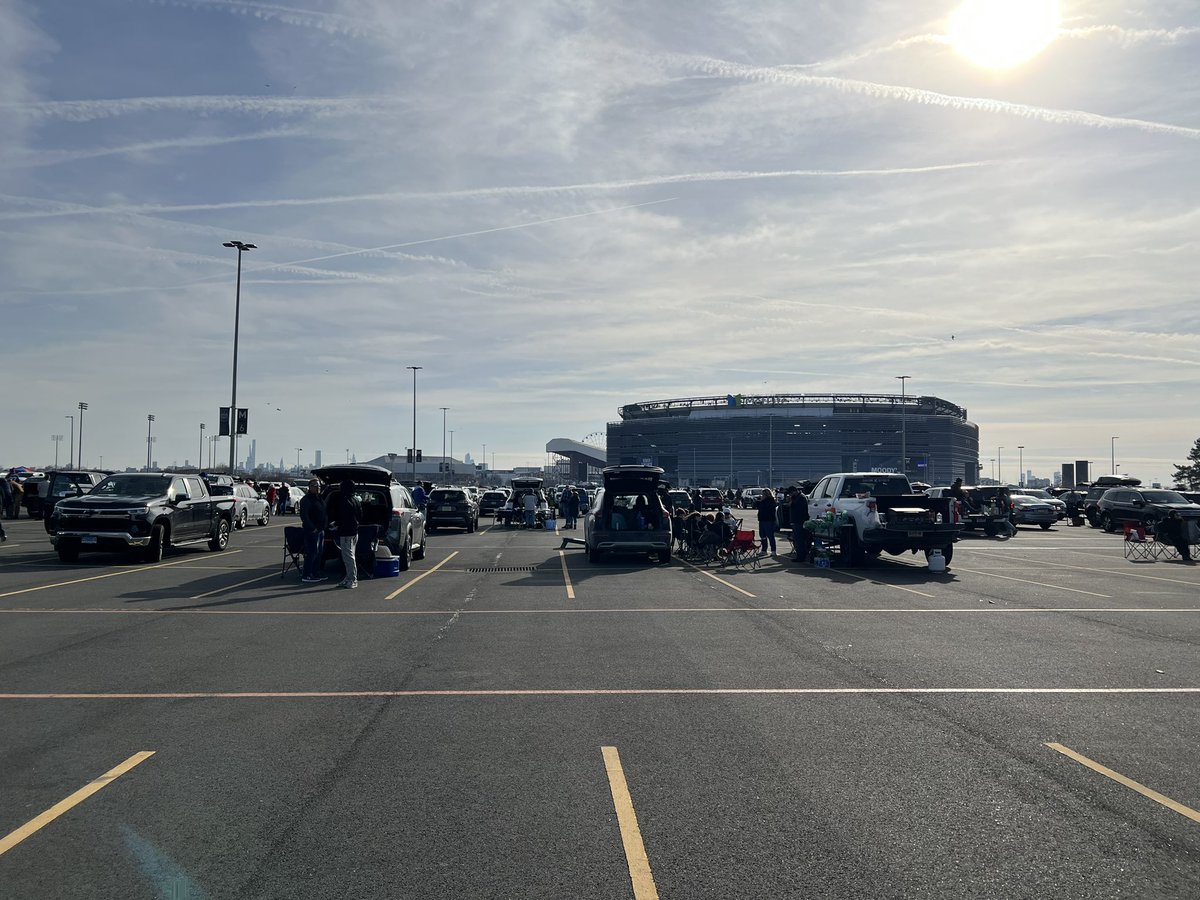 BigBlueVCR's tweet photo. Plenty of parking here 2 hours before kickoff https://t.co/bUylfZHzaY
