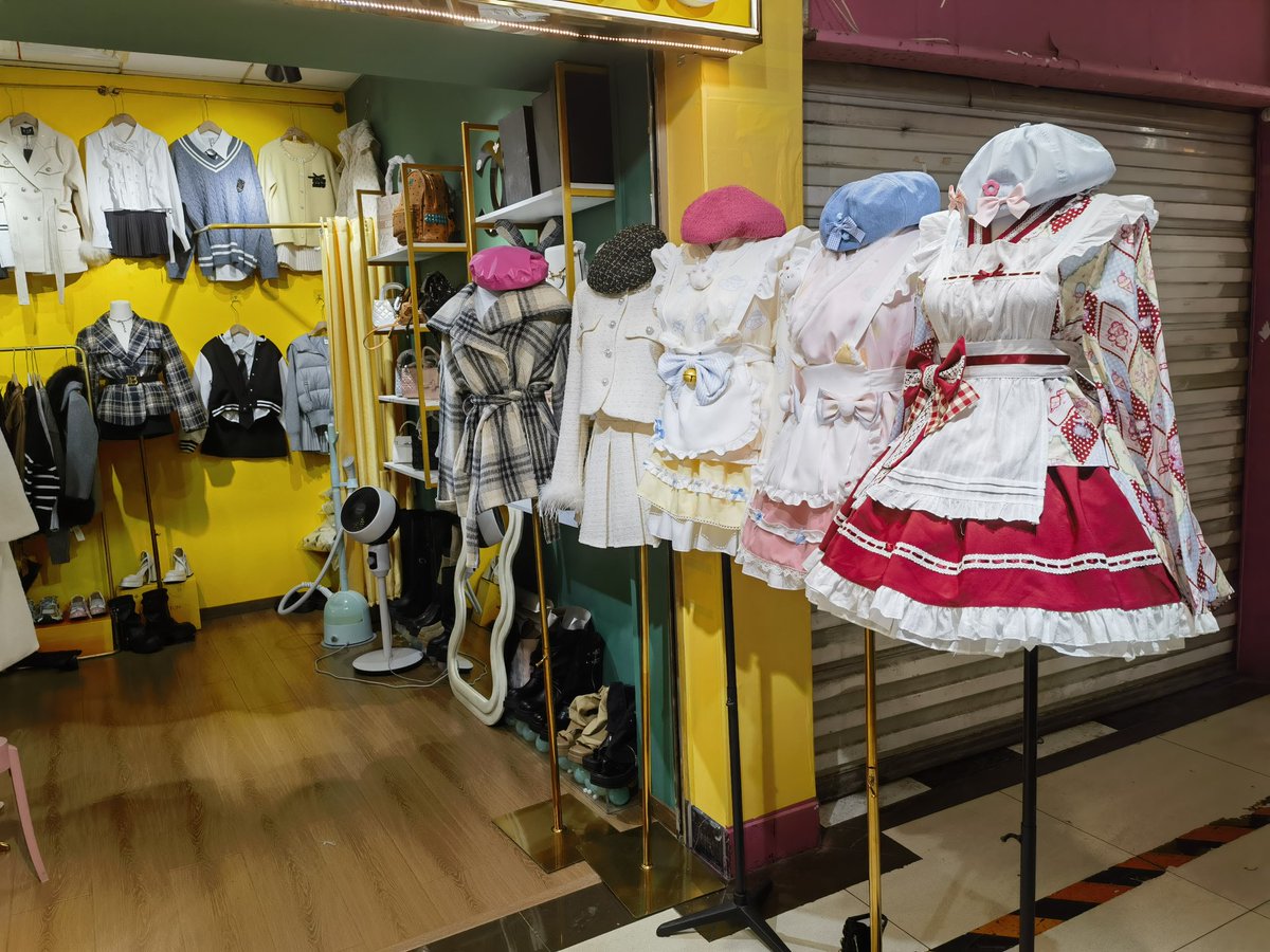 Morningya2's tweet photo. 碎碎念日记二
很开心虽然很久没有见到妈咪了但她说给我留了蛋糕很开心宝宝圣诞前的第一个草莓蛋糕
🥰好喜欢这种底下商场的服装店  ˗ˋˏᰔᩚˎˊ˗好多萌款最喜欢逛街了
（最近不想上推完全是不知道拍什么好了感觉对不起粉丝期待但当放寒假了我会狠狠更新的！好累月初总心情不好……😫）
#addl https://t.co/9euQCm12Mn
