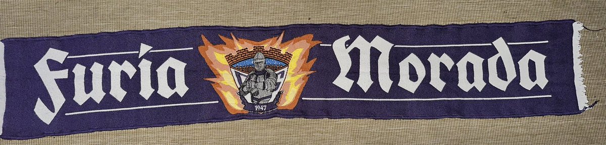 Gracias a todos los jugadores del <a href="/deporguada/">C.D. Guadalajara 🟣⚪️</a> por la firma, en especial a <a href="/AmadorZarco98/">Amador Zarco</a> por meter la bufanda en el vestuario. Esta es para ti <a href="/davidbroncano/">David Broncano</a> que mañana nos vemos en <a href="/LaRevuelta_TVE/">La Revuelta</a> 🔥💜