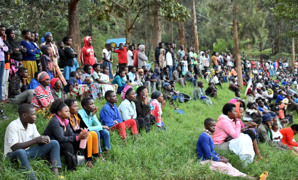 rulindodistrict's tweet photo. Ni umukino witabiriwe n'abaturage benshi b'imirenge ya Bushoki na Base biganjemo urubyiruko. Igice cya mbere kikaba cyarangiye ikipe y'umurenge wa #Bushoki itsinze ibitego 2 kuri 1 cya #Base. Abitabiye umukino bahawe ubutumwa bubakangurira kurwanya ruswa n'akarengane. https://t.co/5ff24uI0vH