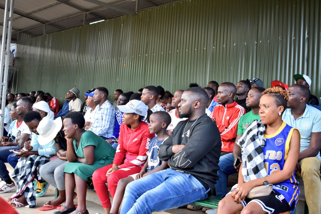 rulindodistrict's tweet photo. Ni umukino witabiriwe n'abaturage benshi b'imirenge ya Bushoki na Base biganjemo urubyiruko. Igice cya mbere kikaba cyarangiye ikipe y'umurenge wa #Bushoki itsinze ibitego 2 kuri 1 cya #Base. Abitabiye umukino bahawe ubutumwa bubakangurira kurwanya ruswa n'akarengane. https://t.co/5ff24uI0vH