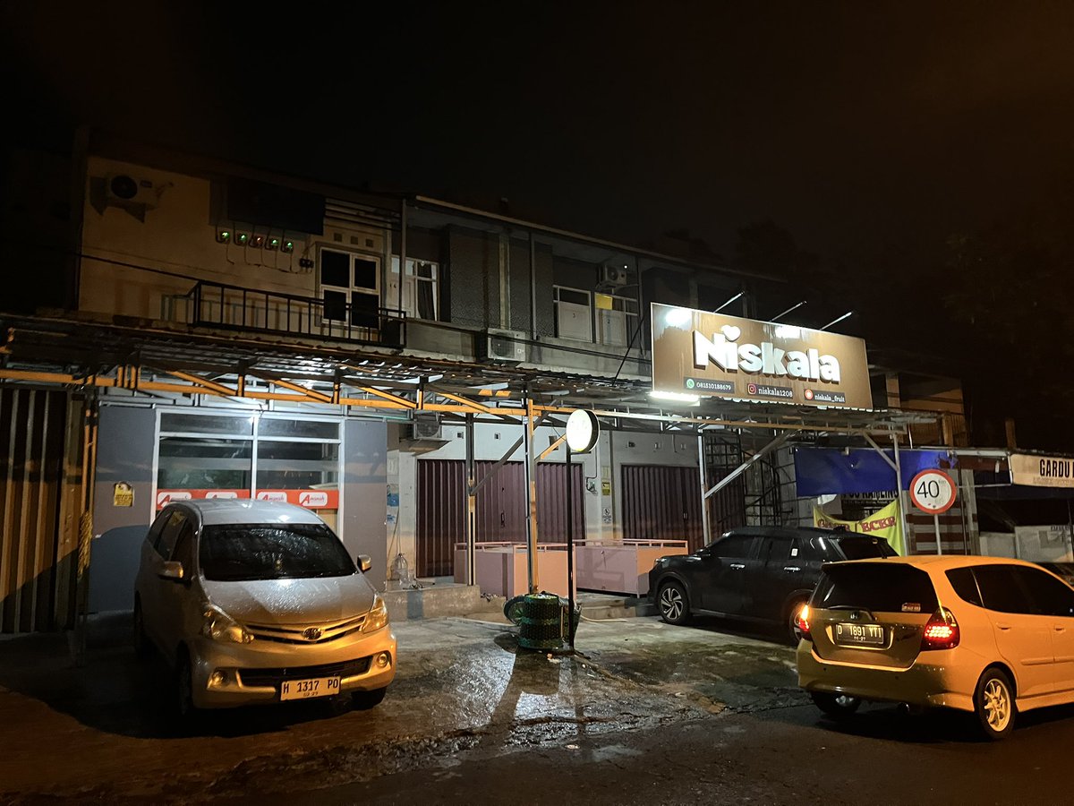 Peurih kieu haté, gusti...

Bébérés barang-barang almarhum lanceuk di kamar na, asa cik kénéh da pa amprok jeung ki lanceuk téh

Sing kebat A...

Damn 😔