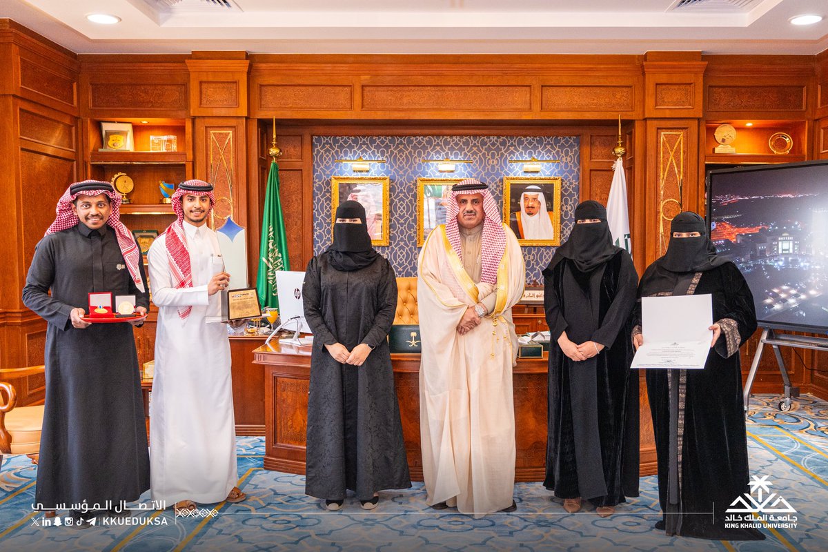 كرّم معالي رئيس #جامعة_الملك_خالد أ.د.فالح بن رجاء الله السلمي، اليوم، مجموعة من الطلبة الذين حققوا إنجازات نوعية في مجال البحث والابتكار على المستوى الدولي، وذلك بحضور ممثلي عمادة شؤون الطلاب ووحدة الموهبة والإبداع بالعمادة..