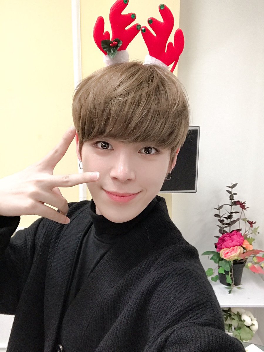 younizcore's tweet photo. [#MEISH]

now playing 🎶: Christmas Day by VERIVERY

#VSD #VerrerSelcaDay
#연호 #YEONHO
#베리베리 #VERIVERY #VRVR https://t.co/FBVbp6YwLz