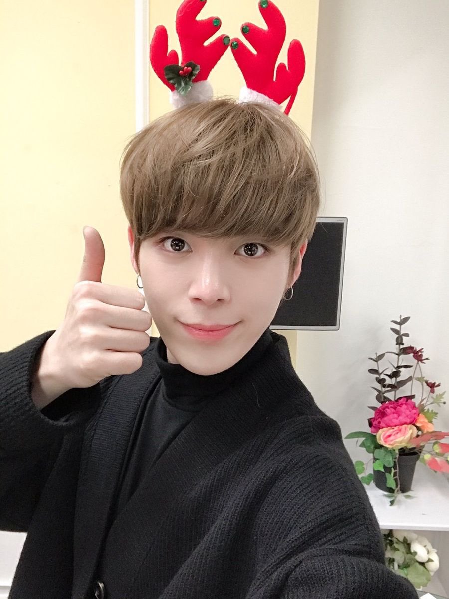 younizcore's tweet photo. [#MEISH]

now playing 🎶: Christmas Day by VERIVERY

#VSD #VerrerSelcaDay
#연호 #YEONHO
#베리베리 #VERIVERY #VRVR https://t.co/FBVbp6YwLz