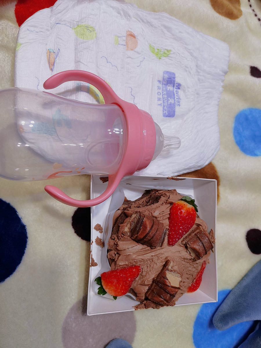 Morningya2's tweet photo. 碎碎念日记二
很开心虽然很久没有见到妈咪了但她说给我留了蛋糕很开心宝宝圣诞前的第一个草莓蛋糕
🥰好喜欢这种底下商场的服装店  ˗ˋˏᰔᩚˎˊ˗好多萌款最喜欢逛街了
（最近不想上推完全是不知道拍什么好了感觉对不起粉丝期待但当放寒假了我会狠狠更新的！好累月初总心情不好……😫）
#addl https://t.co/9euQCm12Mn