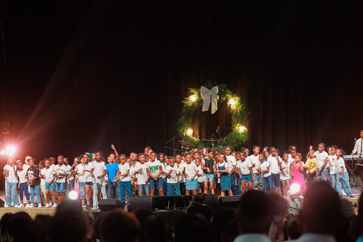 audas_vanschoor's tweet photo. KAI ON THE BIG STAGE ALONG SIDE HIS BIG SISTER MILA 🫶🏾😄
LAST FRAME KAI BAY BIG SCREEN STRUCK 🤭
#VsKids #3cchristmasproduction #SpecialSunday #KidsChurch #WatchingMilaGrow #TheDiariesofKai #The4VanSchoors #Sundaylife https://t.co/b8HlkPZsCA