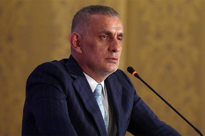 TFF BAŞKANI İBRAHİM HACIOSMANOĞLU’NU ÖZELLİKLE ARADIM 

MAÇIN ÖTESİNDE BARIŞ ALPER’İN POZİSYONU VE TURGUT DOMAN’IN VAR’A RAĞMEN VERMEDİĞİ KIRMIZI KARTI KONUŞTUM.

HACIOSMANOĞLU KENDİSİNE OPERASYON YAPILDIĞINI DÜŞÜNÜYOR.

ASLA KABUL EDİLEMEZ BİR POZİSYON OLDUĞUNU VE KIRMIZI KART