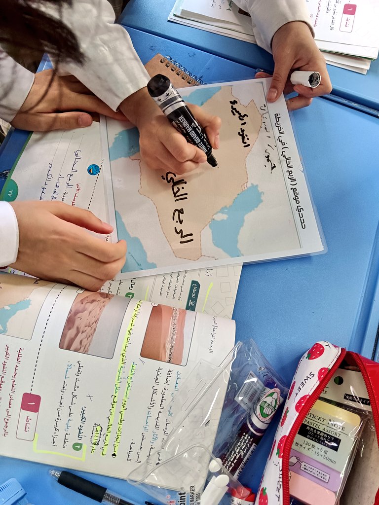 alkam2030's tweet photo. بالتعاون والتكاتف، سطع نجم فريقنا الرائع إيلينا، وتالا، ودانة، وريم، وسما، وسارة، وليلى، وملوك، وندى من الصف الخامس٢، اليوم قدموا إثراءً رائعاً من معلومات وأنشطة وألعاب تفاعلية وحركية عن رمال الربع الخالي.  أظهرت مشاركتهم روح الأخوة والمحبة والتعاون، فشكراً لكم جميعاً✨ https://t.co/r1FXYOIfxi