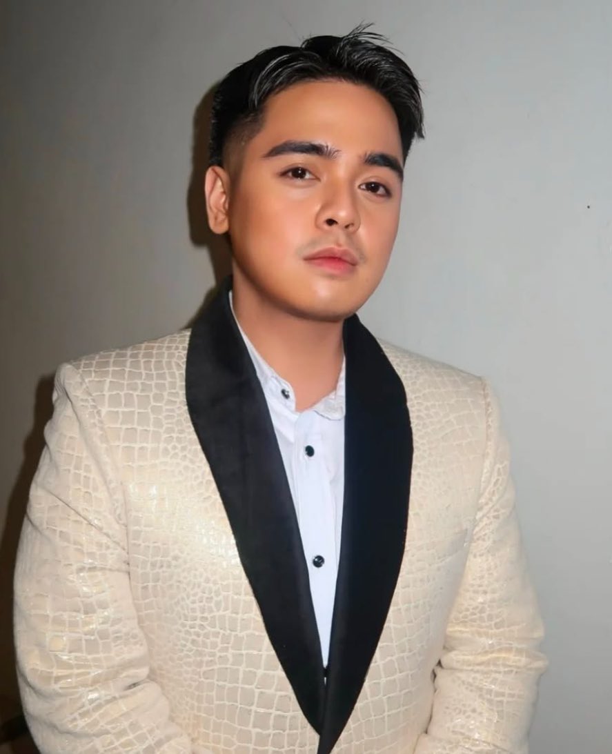 TinyDeluxee's tweet photo. And please lang ang pogi JOJOWAIN PO MAJOR GREEN FLAG ibinandera ang pink flag eeyyy @SKCaleja https://t.co/C7iZfRnjJr