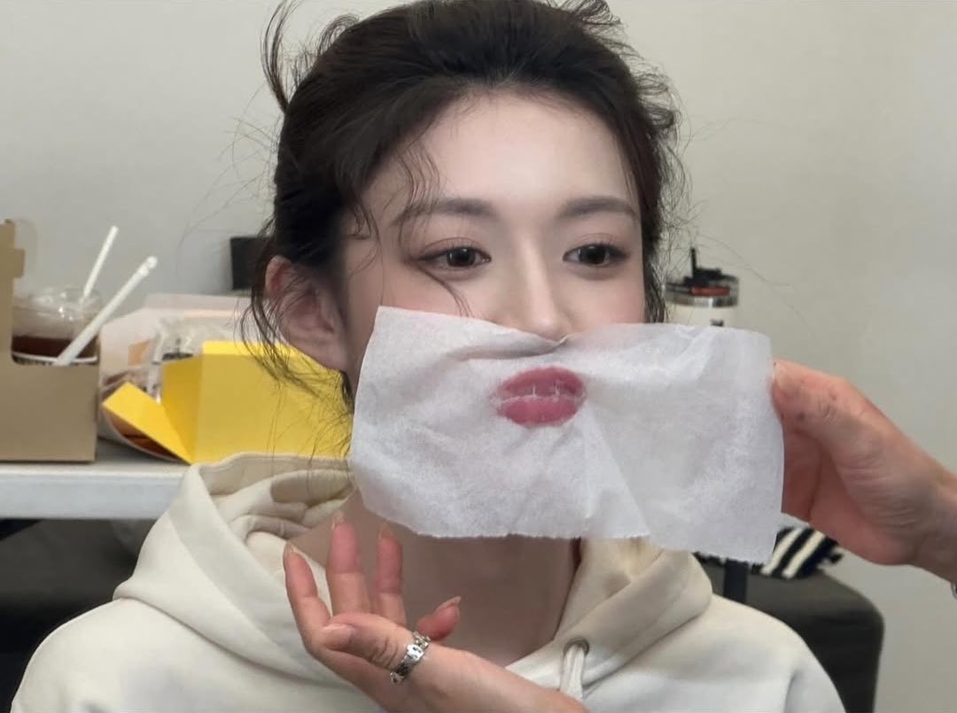 𝘔𝘦𝘴𝘴𝘺 𝘣𝘶𝘯, 𝘳𝘢𝘥𝘪𝘢𝘯𝘵 𝘨𝘭𝘰𝘸, 𝘢𝘯𝘥 𝘢 𝘱𝘦𝘳𝘧𝘦𝘤𝘵 𝘱𝘰𝘶𝘵. 💋