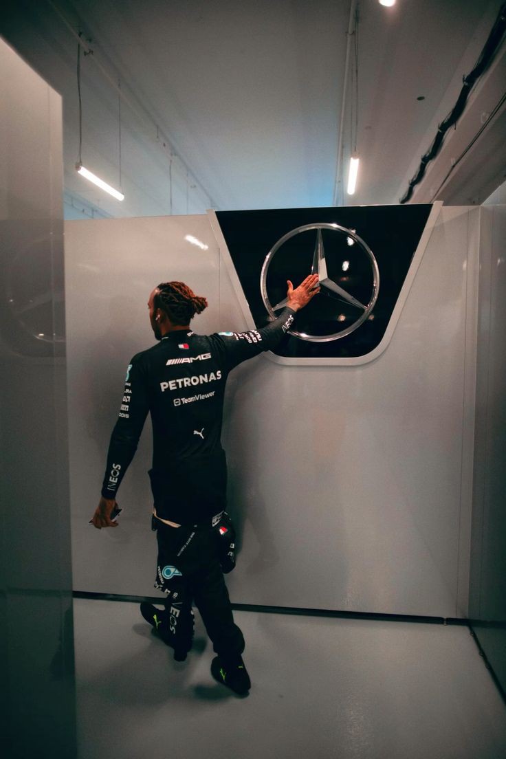 PradipM44's tweet photo. Today marks the end of an extraordinary chapter in motorsport history as Lewis Hamilton completes his final race with Mercedes.Together, they’ve achieved unparalleled success,rewriting records and inspired millions around the world, both on and off the track.ThankYou, Lewis💜👑 https://t.co/hNxf1DjNkI