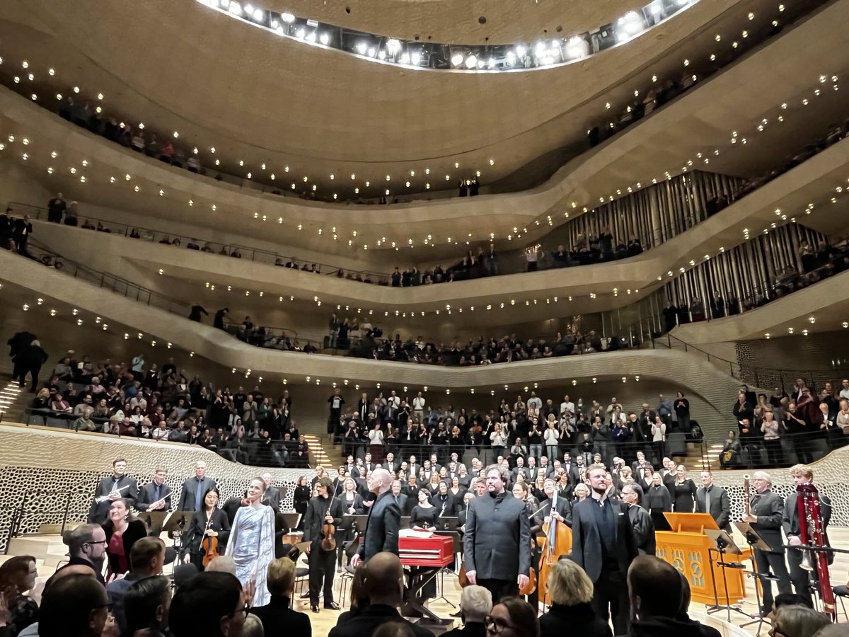 TheodeBruijn's tweet photo. Eindelijk in de Elbphilarmonie! En dan bij zo’n uitvoering! Fabuleus, in alle opzichten. 

#elbphilarmonie #bach #weihnachtsoratorium #hamburg https://t.co/rE4rcHlwsV