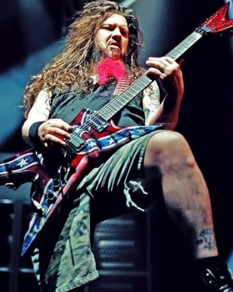 CFloydstock's tweet image. Há 20 anos perdíamos Dimebag Darrell!!!

Qual a sua música predileta as 6 cordas deste saudoso guitarrista (brutalmente assassinado), a bordo do Pantera ou Damageplan?

Saiba mais: confrariafloydstock.com/assassinado-no…

#ripdimebagdarrell #dimebagdarrell #pantera #damageplan #groovemetal
