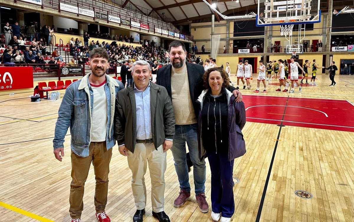 SocialistesInca's tweet photo. 🏀 Ahir els @SocialistesInca vàrem assistir al partit del @ciutatdinca contra el @BasquetManresa i també a la presentació de tots els equips base del Bàsquet Ciutat d'Inca. 

👏🏼Ànims per aquesta temporada! #OrgullInquer https://t.co/WhPYkhgqvO
