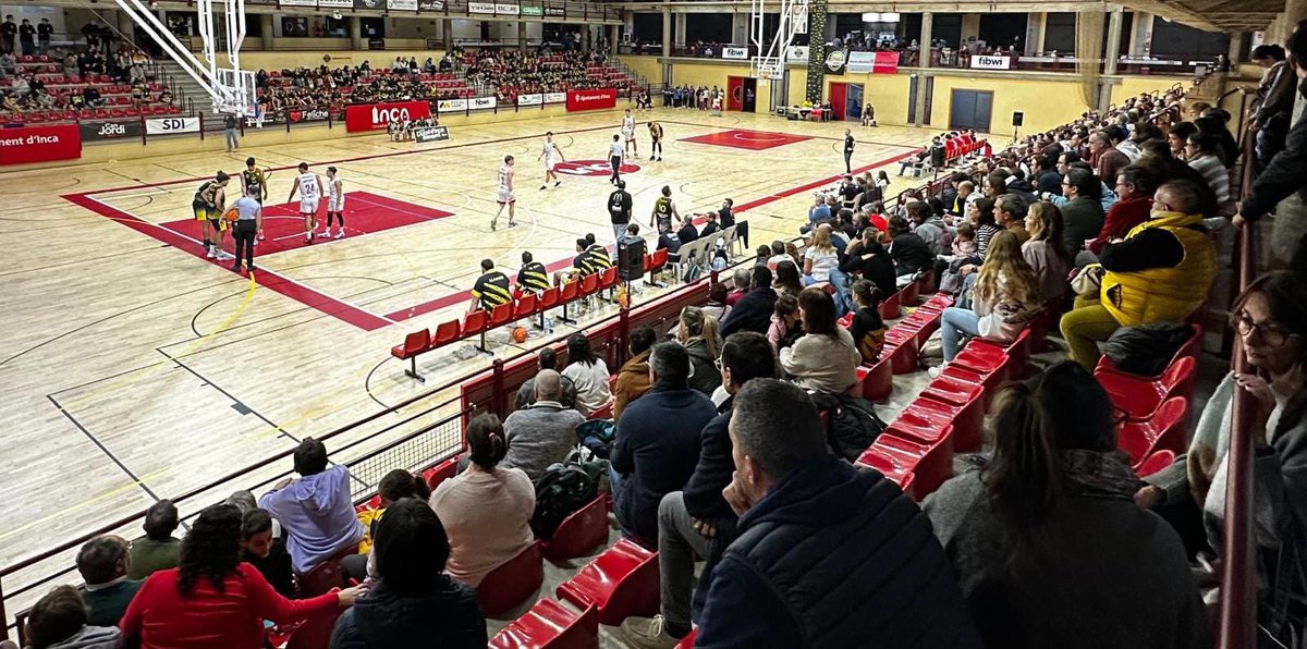 SocialistesInca's tweet photo. 🏀 Ahir els @SocialistesInca vàrem assistir al partit del @ciutatdinca contra el @BasquetManresa i també a la presentació de tots els equips base del Bàsquet Ciutat d'Inca. 

👏🏼Ànims per aquesta temporada! #OrgullInquer https://t.co/WhPYkhgqvO