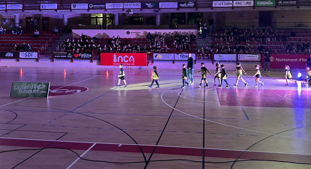 SocialistesInca's tweet photo. 🏀 Ahir els @SocialistesInca vàrem assistir al partit del @ciutatdinca contra el @BasquetManresa i també a la presentació de tots els equips base del Bàsquet Ciutat d'Inca. 

👏🏼Ànims per aquesta temporada! #OrgullInquer https://t.co/WhPYkhgqvO