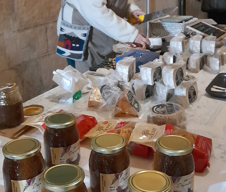 Ayer disfrutamos de otra edición de La Despensa de la Abadía, muchísimas gracias a toda la gente que vino a alegrarse la despensa de casa. Para quienes llegaseis tarde o no estuvieseis por Oña, os esperamos en Valdenoceda en nuestro horario habitual.