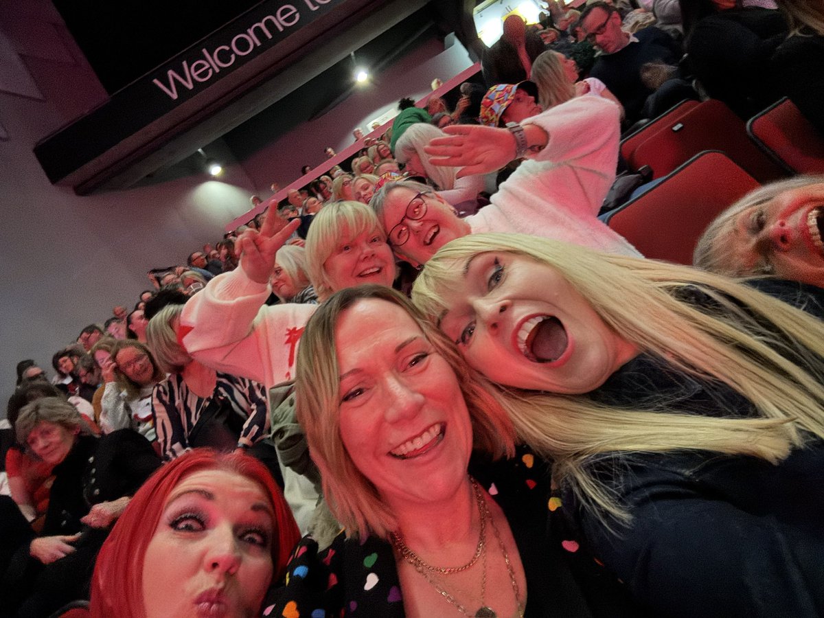 TheCyclingKat's tweet photo. When you make friends to the ladies behind you 🤣 https://t.co/bEThTI9gNy