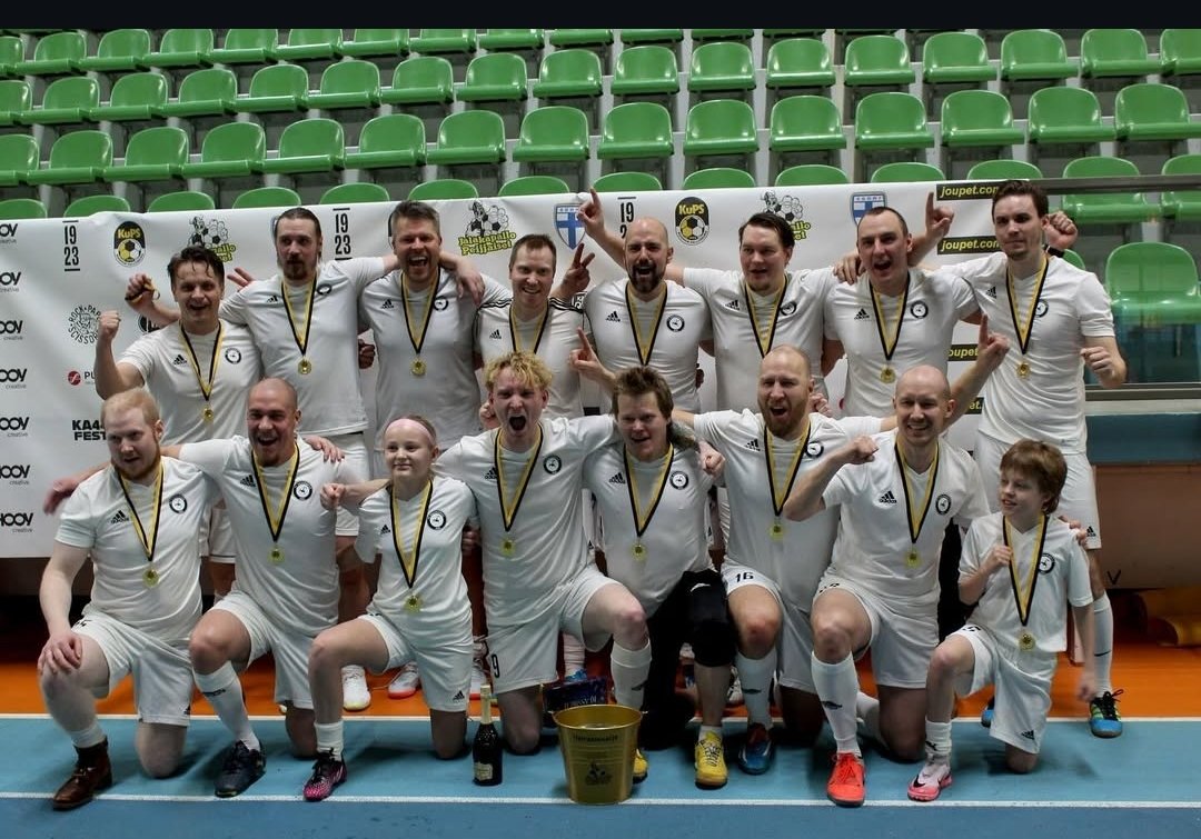 egetelli's tweet photo. Onpahan vaan eri hyvä päättää Peijjaisten viikonloppu kainaloita kuivatellen. On hieno nippu tämä #fcgulligiäryle @peijjaiset https://t.co/3leVwbjLPu