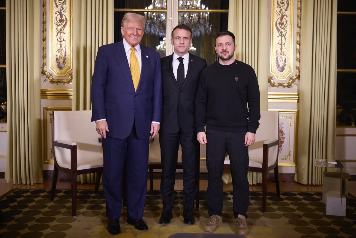IrynaShev's tweet photo. Parece que Trump não gostou da roupa que Zelensky trazia na reabertura da Notre Dame. Um dos seus conselheiros, Roger Stone, disse mesmo que Zelensky foi “disrespectful to the American people.”

Vêm aí tempos (ainda mais) complicados. Pelo sim pelo não, comprem blazers https://t.co/i2ENfdh3SR