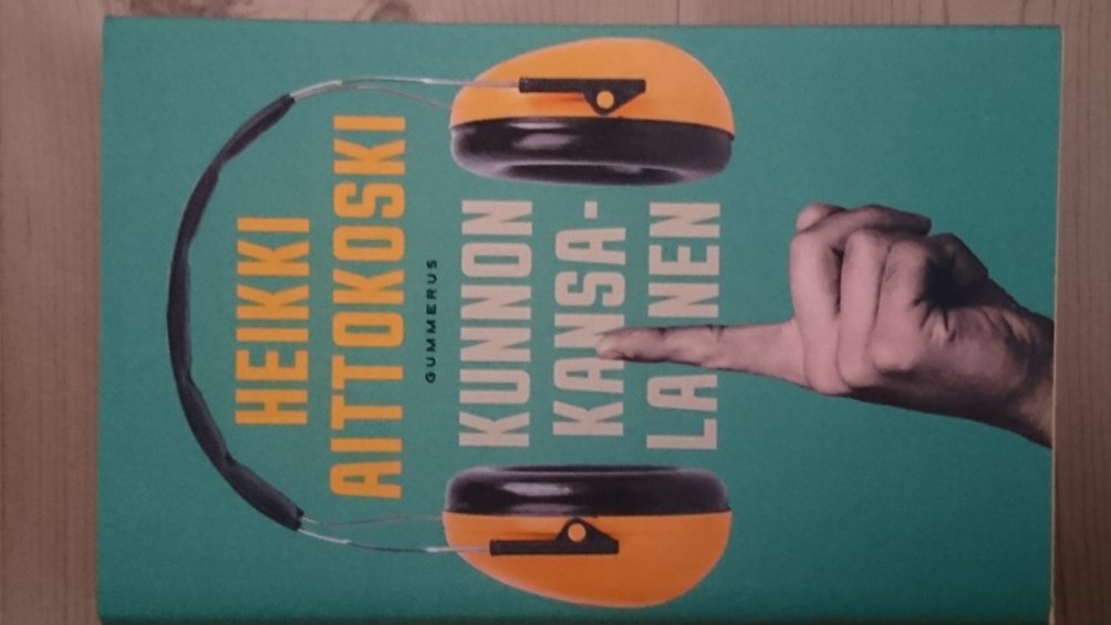 Kyösti Värri (@kyostivarri) on Twitter photo Ulkomaantoimittaja ja tietokirjailija <a href="/HeikkiAitto/">Heikki Aittokoski</a>'kosken ensimmäinen fiktiivinen teos sisältää omaelämänkerrallista sisältöä, mutta on myös täynnä lämminhenkistä verbaaliakrobatiaa, jota kirjan hahmoista Virhe-Janne upeimmillaan edustaa. #lukusuositus <a href="/gummeruskirjat/">Gummerus Kustannus</a> 1/7 Ulkomaantoimittaja ja tietokirjailija <a href="/HeikkiAitto/">Heikki Aittokoski</a>'kosken ensimmäinen fiktiivinen teos sisältää omaelämänkerrallista sisältöä, mutta on myös täynnä lämminhenkistä verbaaliakrobatiaa, jota kirjan hahmoista Virhe-Janne upeimmillaan edustaa. #lukusuositus <a href="/gummeruskirjat/">Gummerus Kustannus</a> 1/7