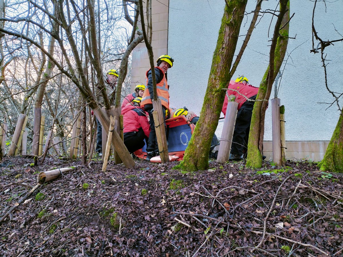 TrossachsSAR's tweet image. Thank you to staff of Erskine hospital for allowing us to train there today. Team training using usar dogs, open areas and building searches, weather was kind as well.@ArnoldClark @PSOSForthValley @fire_scot #searchdogs
#volunteers