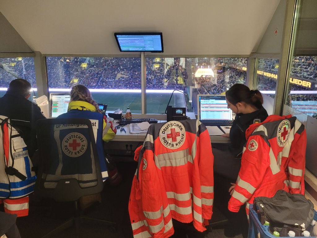 Mehr als 90 ehrenamtliche Rotkreuzler vom #DRK aus #Dortmund sorgen mit Unterstützung des MHD, der JUH für die sanitätswachdienstliche Absicherung beim diesjähr. Weihnachtssingen im Stadion. Einsatzleiter T. Busse ist von der adventlichen Stimmung und seinem Ehrenamt begeistert.