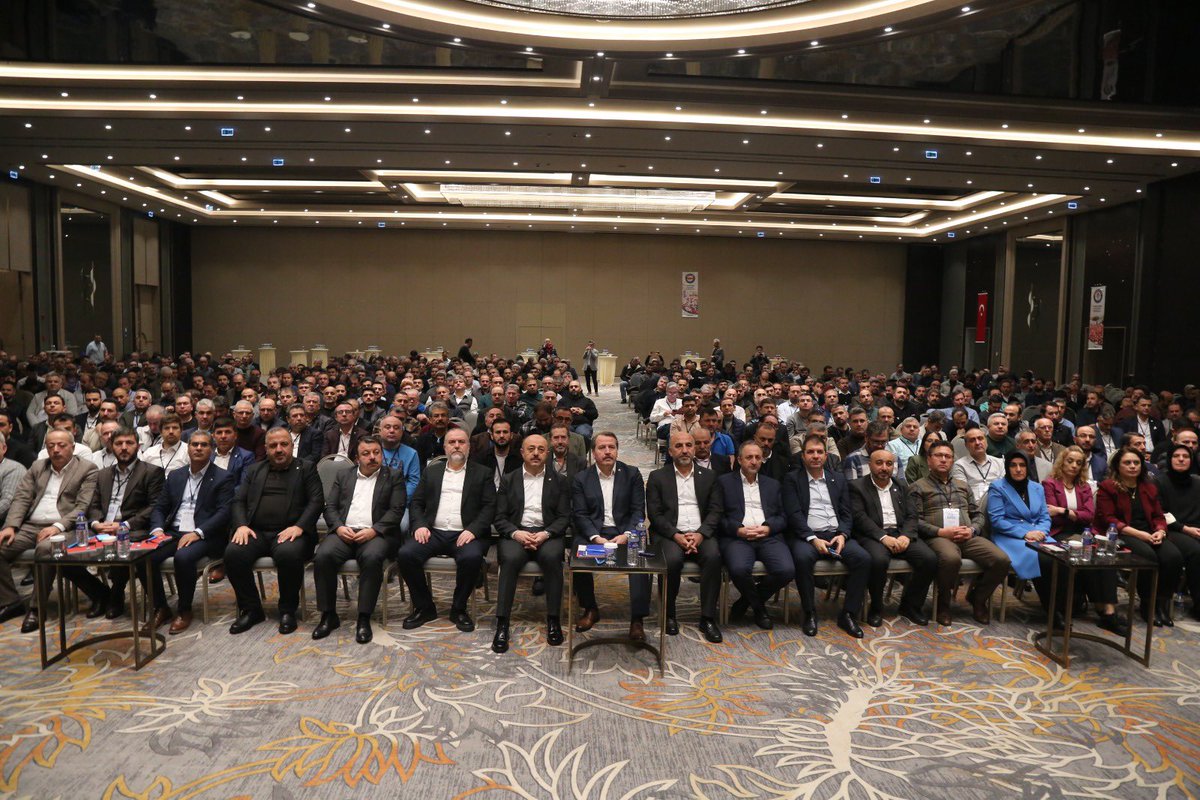 _aliyalcin_'s tweet photo. 11. Bölge Eğitim Toplantımızı 17 Şubemizin Lider Kadrolarıyla Sakarya’da gerçekleştirdik

Eğitim-Bir-Sen 7. Dönem 2. Teşkilat Eğitim Programı kapsamında 11. Bölge Eğitim Toplantımızı; Balıkesir 1 ve 2, Kütahya 1 ve 2, Kocaeli 1 ve 2, Sakarya 1 ve 2 , Bursa 1 ve 2, Yalova, Bilecik ile İstanbul 1-2-5-6 ve 10 No'lu şubelerimizin lider kadrolarının katılımıyla Sapanca’da tamamladık. 

17 Şubemizden 900’e yaklaşan lider kadromuzun bir araya geldiği eğitim toplantımızda ayrı ayrı şube divan toplantıları da gerçekleştirilerek üye hedefleri için irade ortaklaşması yaptık.

Şimdi sahada yeniden besmele çekme yeni bir hervele yapma zamanı. “Kader gayrete aşıktır” diyerek, gayretle yeni bir saha hareketi başlatıyoruz.

“Yeni seferler, yeni zaferler” zamanı..