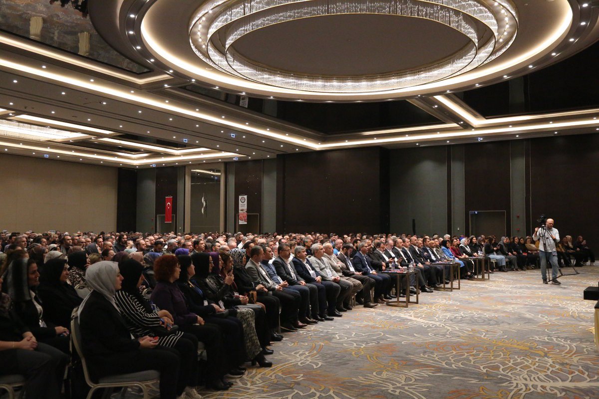_aliyalcin_'s tweet photo. 11. Bölge Eğitim Toplantımızı 17 Şubemizin Lider Kadrolarıyla Sakarya’da gerçekleştirdik

Eğitim-Bir-Sen 7. Dönem 2. Teşkilat Eğitim Programı kapsamında 11. Bölge Eğitim Toplantımızı; Balıkesir 1 ve 2, Kütahya 1 ve 2, Kocaeli 1 ve 2, Sakarya 1 ve 2 , Bursa 1 ve 2, Yalova, Bilecik ile İstanbul 1-2-5-6 ve 10 No'lu şubelerimizin lider kadrolarının katılımıyla Sapanca’da tamamladık. 

17 Şubemizden 900’e yaklaşan lider kadromuzun bir araya geldiği eğitim toplantımızda ayrı ayrı şube divan toplantıları da gerçekleştirilerek üye hedefleri için irade ortaklaşması yaptık.

Şimdi sahada yeniden besmele çekme yeni bir hervele yapma zamanı. “Kader gayrete aşıktır” diyerek, gayretle yeni bir saha hareketi başlatıyoruz.

“Yeni seferler, yeni zaferler” zamanı..