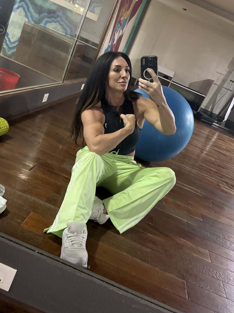 KateAustin26's tweet photo. Still going strong 💪🏽 https://t.co/nv9qq0Sd70
