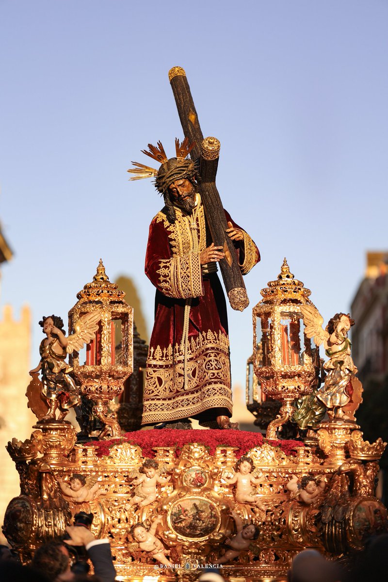 Araqueencrrs's tweet photo. El Sol ilumina en este día histórico a Jesús del Gran Poder 
#TDSCofrade #IICongresoHdadesSevilla https://t.co/yszzG3OOLL