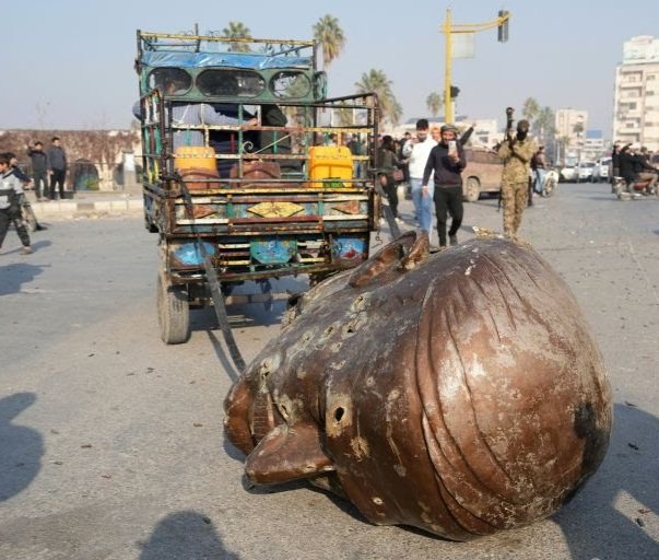 نە  ٢٠٠ تۆن زێر  و  نە ١٦ ملیارد دۆلارەکە و نە ٥ ترلیۆن یۆرۆکە  و نە  ڕوسیا  نە ئێران  و نە لوبنان نە ناسناوە شێرەکەی(اسد) فریای بەشار نەکەوتن   گەورەترین پاڵپشتی بۆ سەرۆکێک  تەنیا گەلەکەی خۆیەتی ئەوەیتر  بەبێ گەلەکەت هەرچی هەتبێ لە چاوتروکانێکدا  ئەڕوات و ئەبێتە  کابوس.     
 B