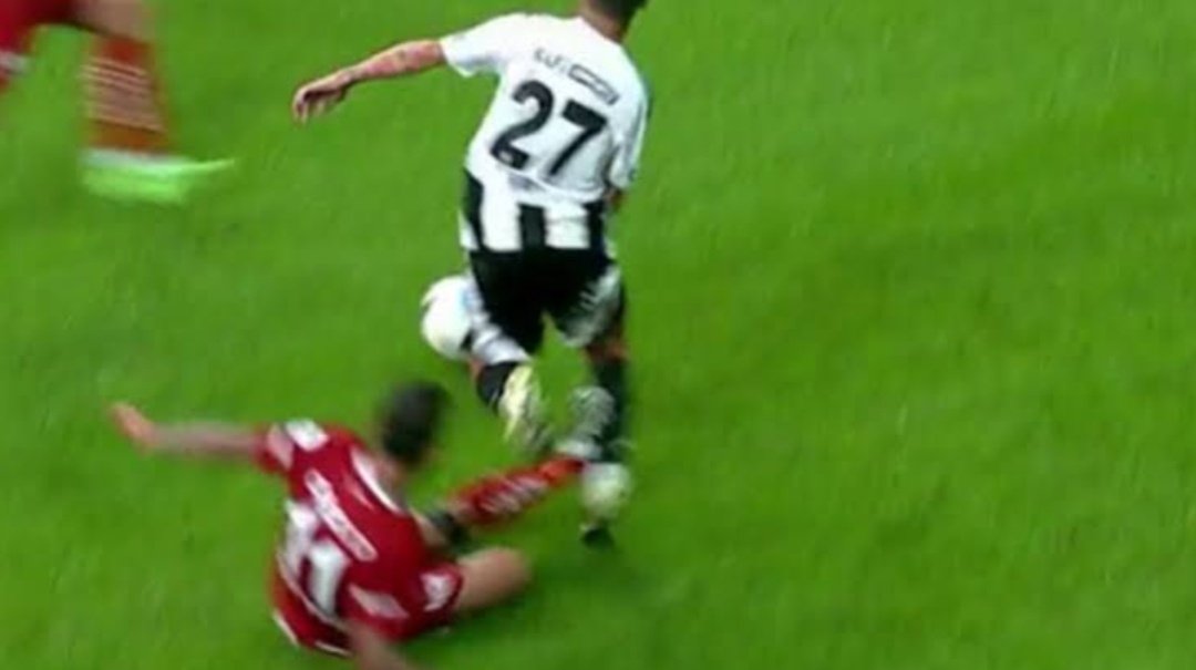 Rafa Silva'ya böyle gaddarca fauller yapıldığında herkes susuyordu bakıyorum da barış'a faul yapıldı diye tüm ülke ayağa kalkmış ?