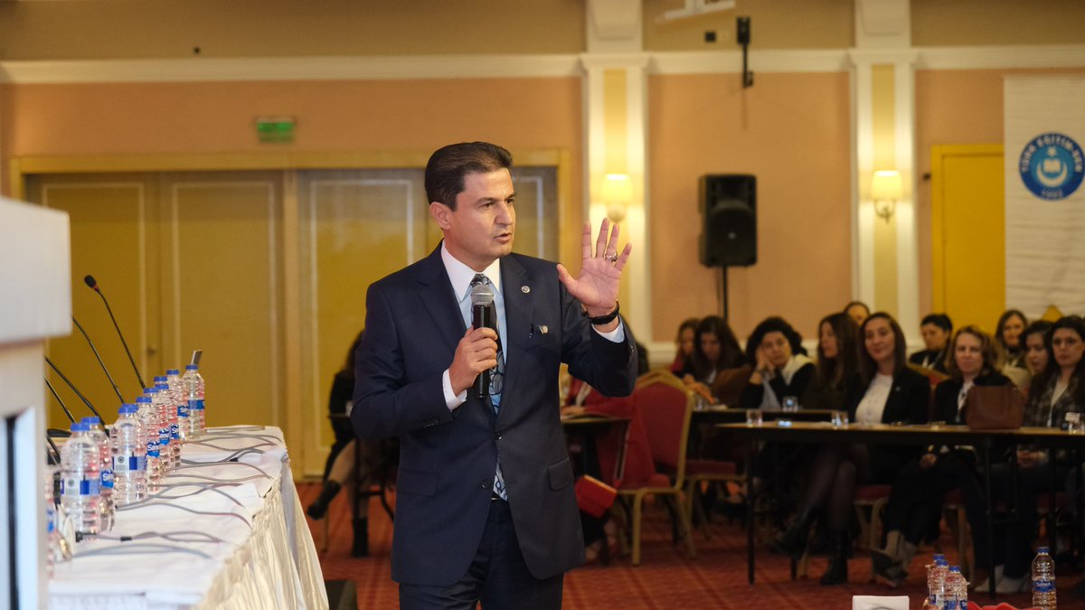 Kendi aranızda gülle oynamaya devam edin..

Geçtiğimiz günlerde,Türk Milliyetçilerinin,Atatürkçü,vatansever eğitim çalışanlarının oluşturduğu Türk Eğitim-Sen’i pervasızca eleştiren,bunlar cevap versin konuşsun  niye susuyorlar diye hamkıranlar…
Türk Eğitim-Sen bin düşünür,bir