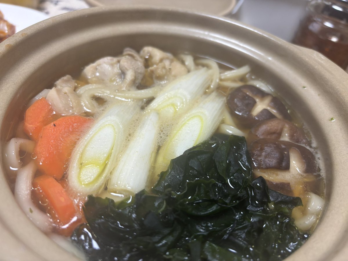 xfphr883's tweet photo. 鍋焼きうどん食べて体ポカポカや
見える？
出汁ちゃんと取って作ったよ！ https://t.co/mXu4DPEKYv
