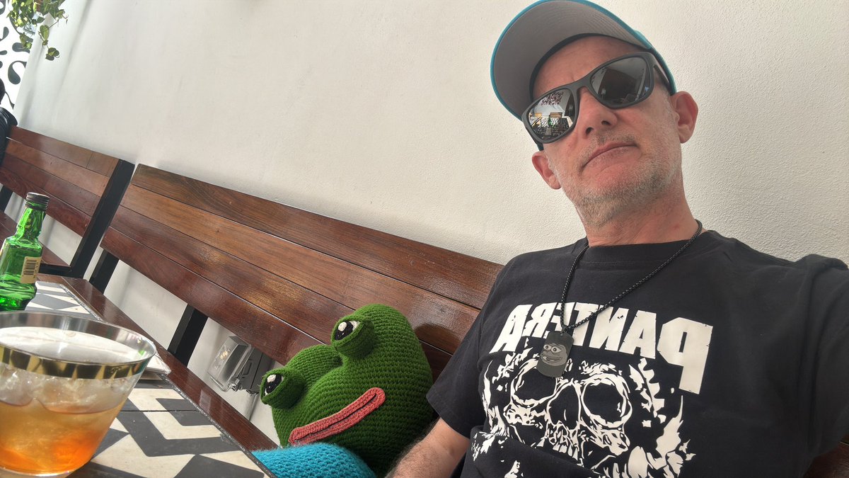 arwyn_official's tweet photo. When you are getting ready for #bluntsandbrunch but your mate is still blazed from the night before! #crochetpepe #MiamiArtWeek #fakebasel 🐸 @paperbuddha 🫂#420 https://t.co/rX38dqUQF0